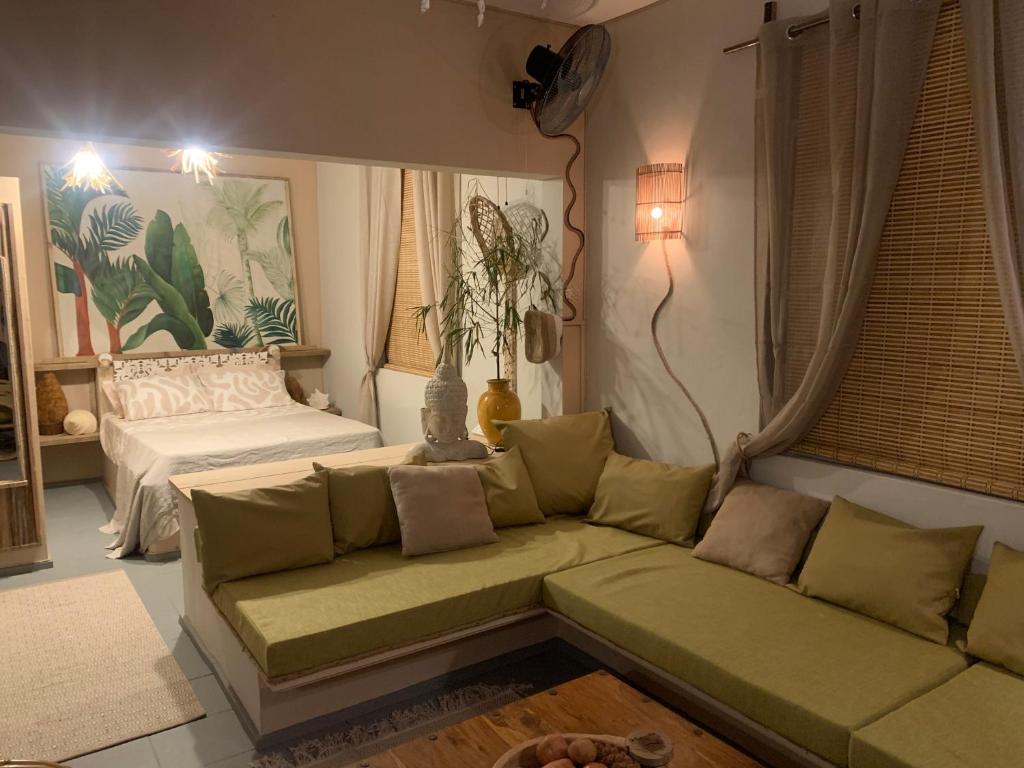 Rodrigues IslandPalms Ocean views的客厅配有沙发和1张床