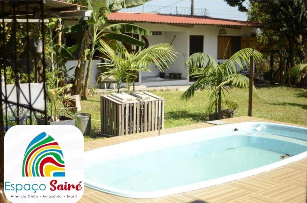 阿尔特杜尚Hostel Espaço Sairé的庭院边的一个带彩虹的游泳池