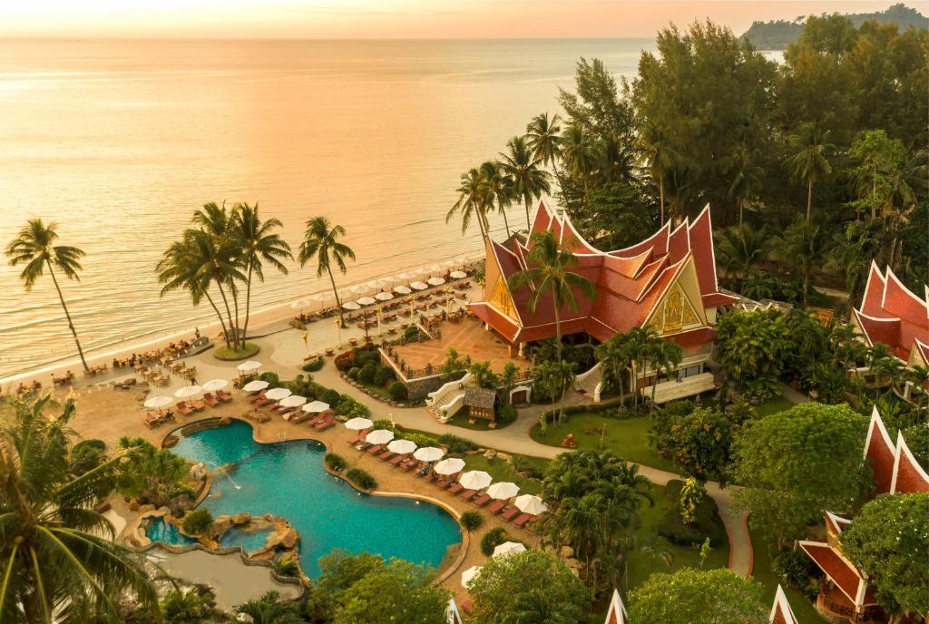 象岛Santhiya Tree Koh Chang Resort的享有度假村和海洋的空中景致