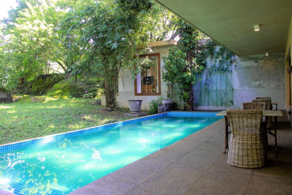 康提Cobalt Villa by The Serendipity Collection的一座房子后院的游泳池