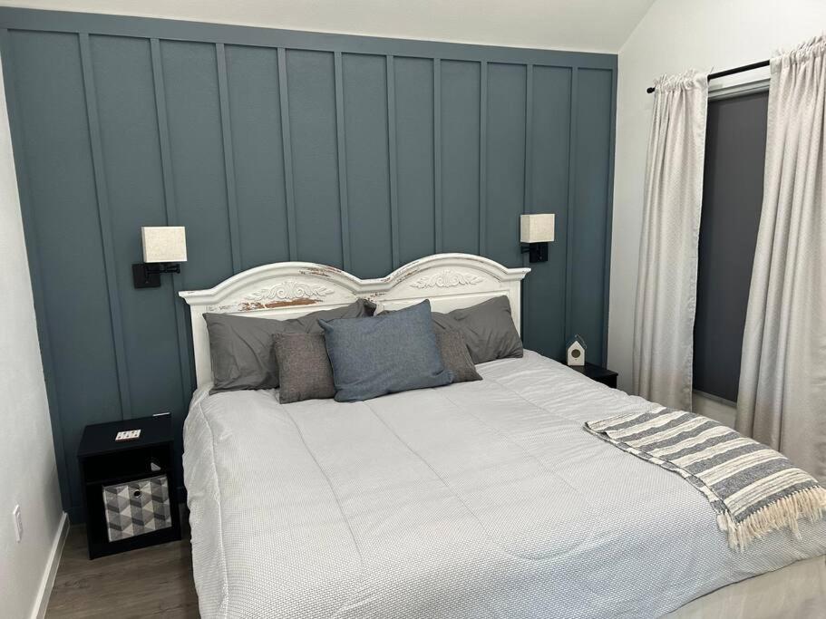 ComptonPrivate King Suite near Buffalo River, Perfect for 5的卧室配有白色大床和蓝色的墙壁