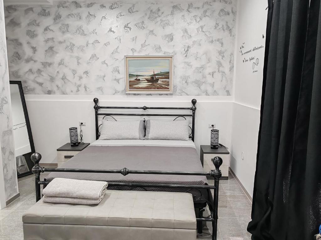 布林迪西Le Sirene的一间卧室配有床和壁纸墙