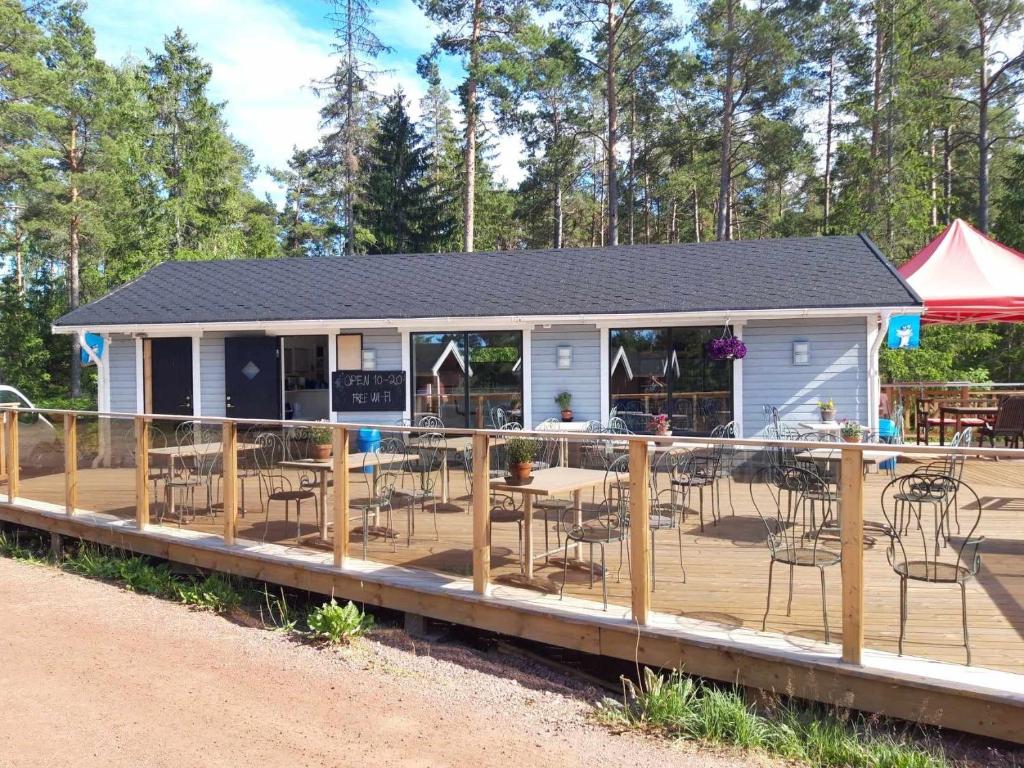 LumparlandSvinö Camping Lodge的一间在甲板上配有桌椅的餐厅