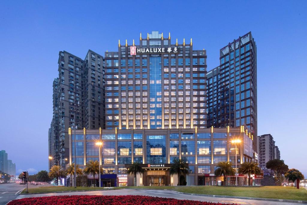 乐山乐山华邑酒店的一座大建筑,上面有标志