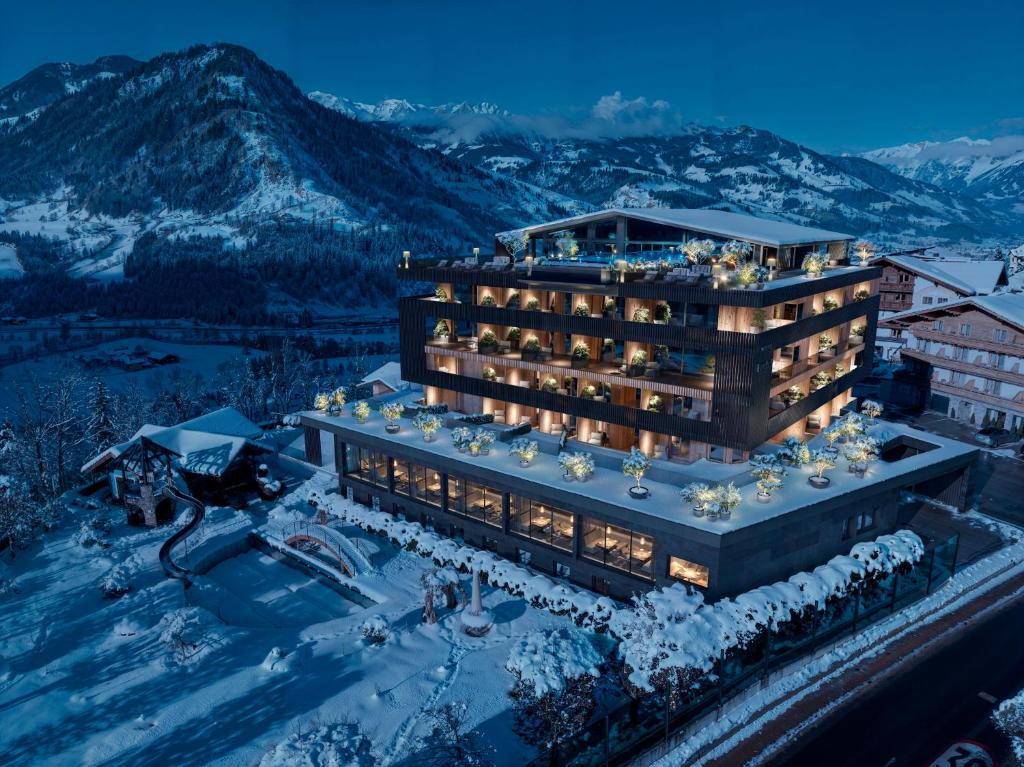蓬高圣约翰Hotel Berghof - St Johann in Salzburg的山间酒店,地面下雪