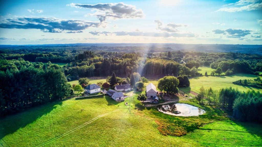 Marcillac-la-CroisilleLe hameau de Donnedevie的瀑布上房子的空中景观