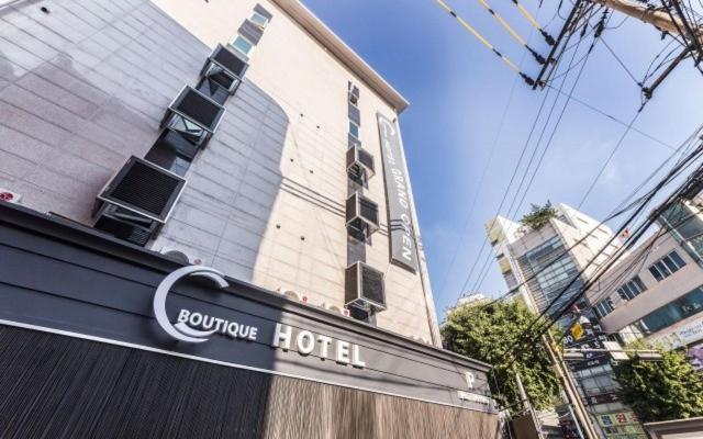 九里市Guri C Boutique Hotel的建筑一侧的酒店标志