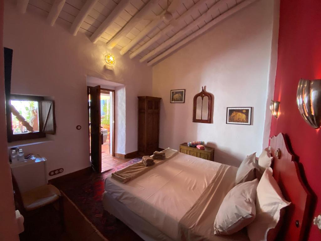 隆达La Guzmana de Ronda的一间卧室,卧室内配有一张大床