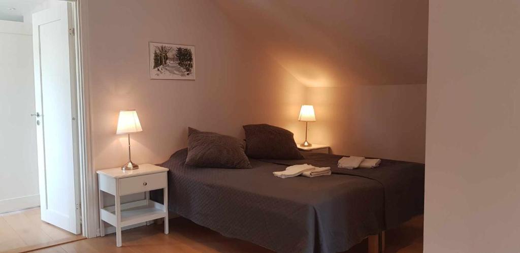 哥德堡Gula huset的一间卧室配有一张带两盏灯的床。