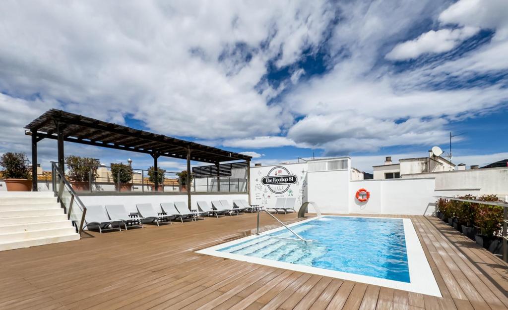 罗萨斯Hotel Marina的建筑物屋顶上的游泳池