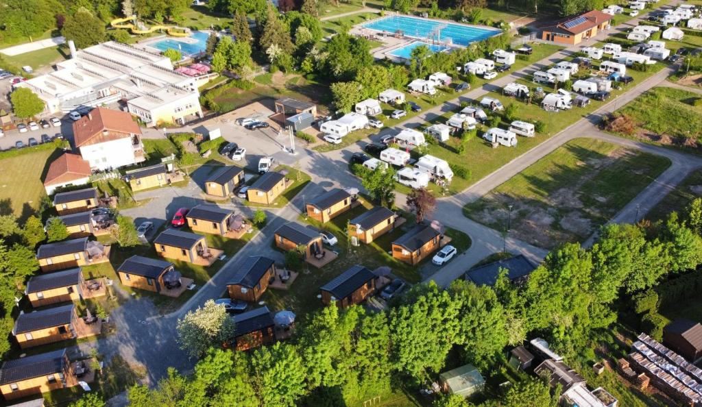 纳堡Tinyhaushotel - Campingpark Nabburg的停车场空中景观,有房子