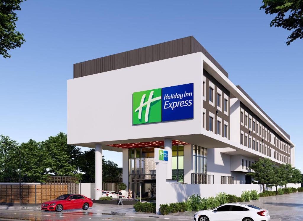 班加罗尔Holiday Inn Express Bengaluru Bommasandra, an IHG Hotel的把汽车停在外面