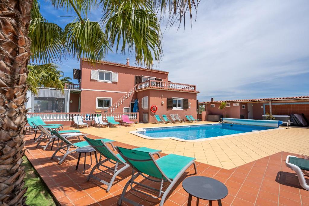 佩拉Villa Paradis - Quartos的一个带椅子的庭院和一个游泳池