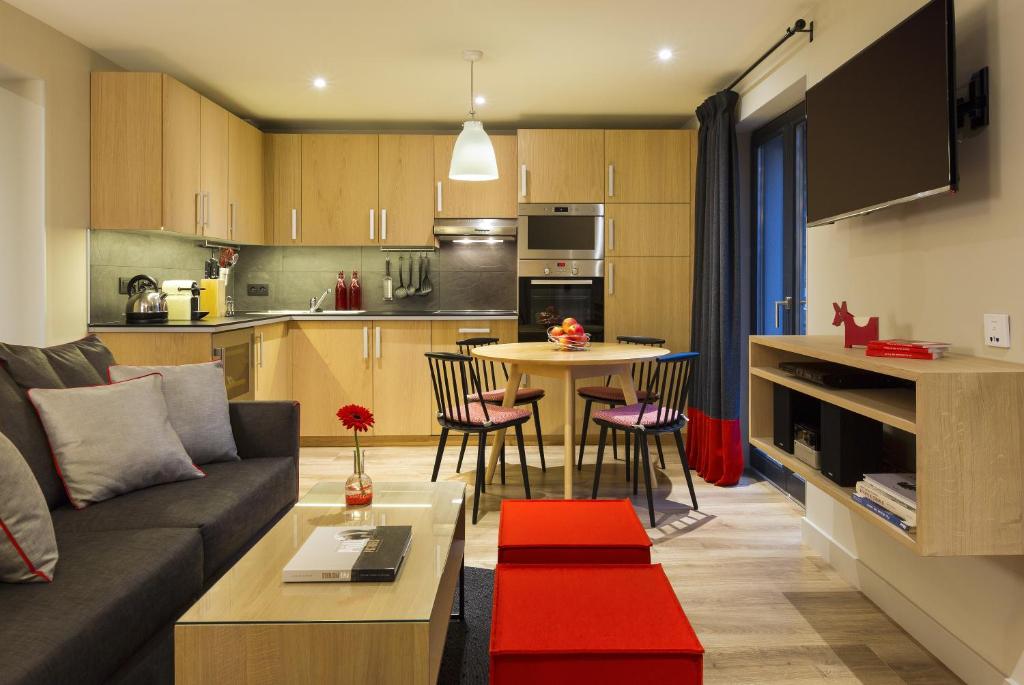 夏蒙尼-勃朗峰海利皮柯公寓的客厅以及带沙发和桌子的厨房。