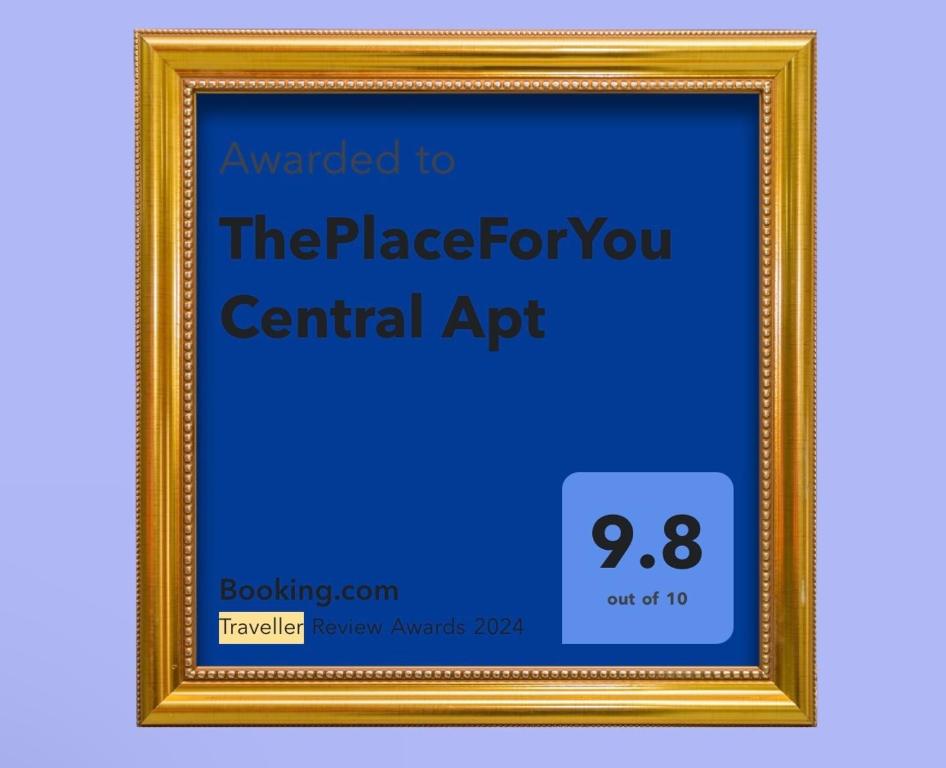 斯库台ThePlaceForYou Central Apt的一张画框,上面有你中央艺术的地方