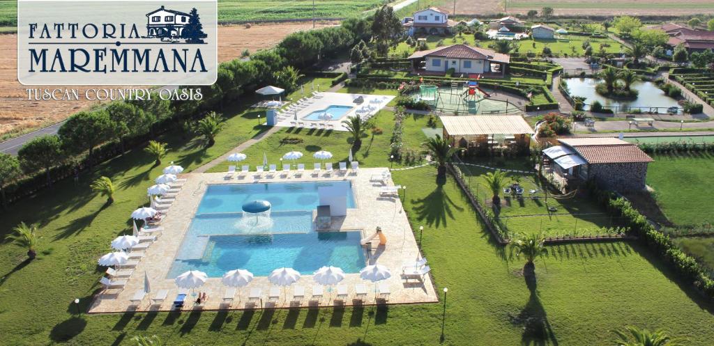 格罗塞托港法托里亚马雷曼纳酒店的享有带游泳池的度假村的空中景致