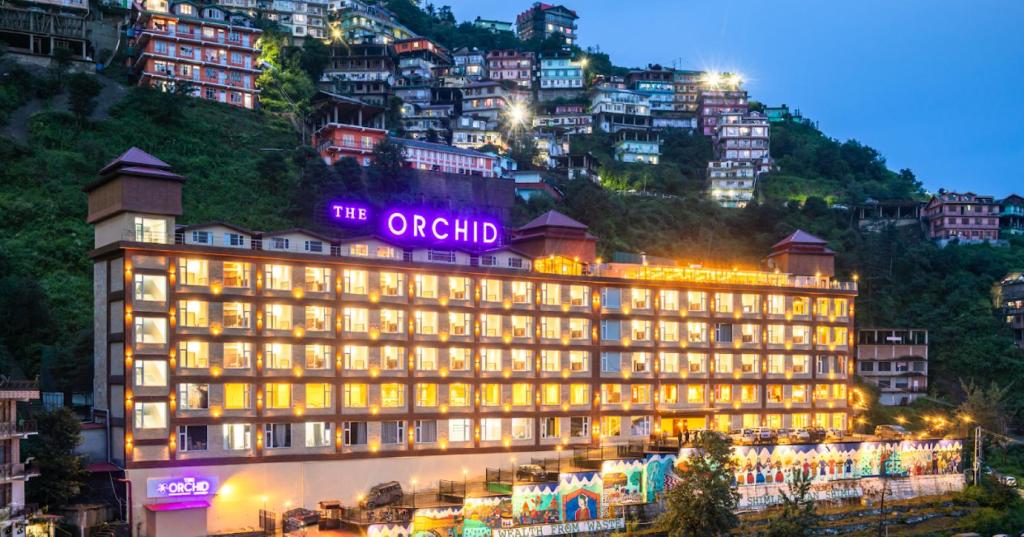 西姆拉The Orchid Hotel Shimla的上面有标志的建筑