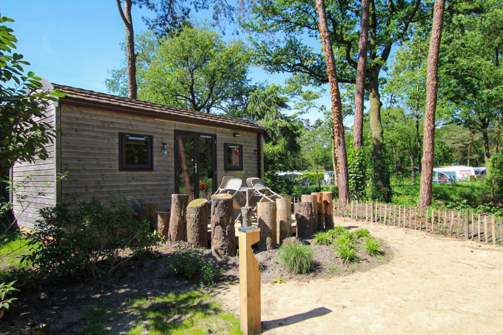 巴勒纳绍Wood Cabin 4 personen的小屋设有围栏和米