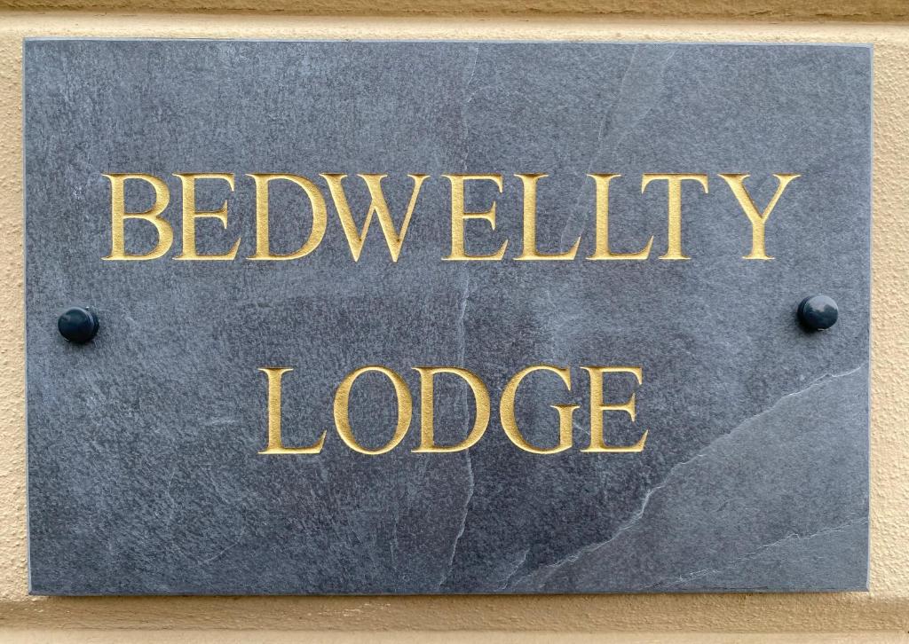 特里迪格Bedwellty Lodge near BikePark Wales的贝维利旅舍的标语