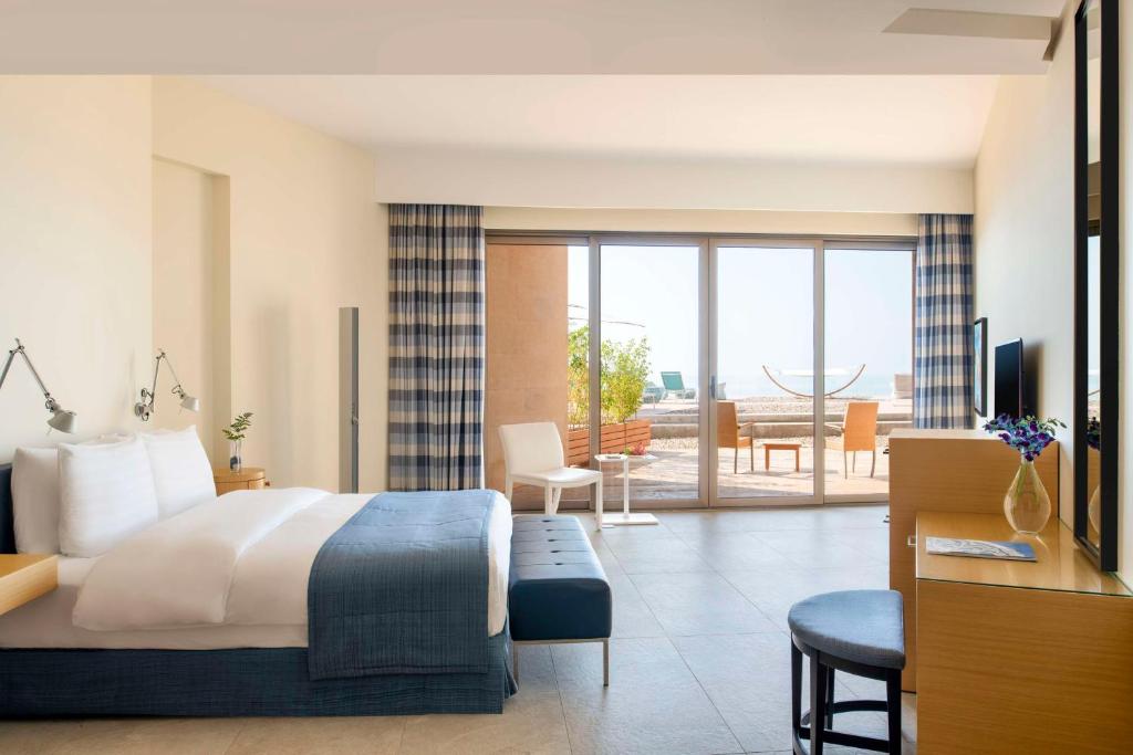 索瓦马伊什塔尔死海凯宾斯基酒店的酒店客房设有床和客厅。