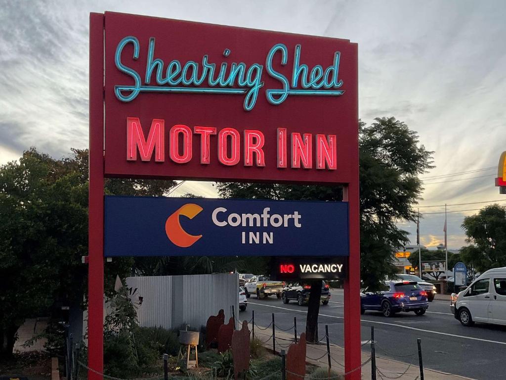 达博Comfort Inn Shearing Shed的街道上汽车旅馆标志