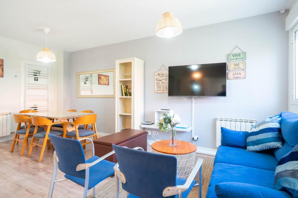 阿罗约德莱恩科缅达Apartamentos Go - Chalet Calera的客厅配有蓝色的沙发和桌子