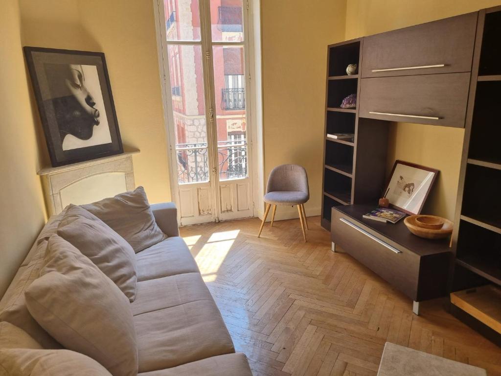 蒙特卡罗Appartamento a Montecarlo的客厅配有沙发和椅子