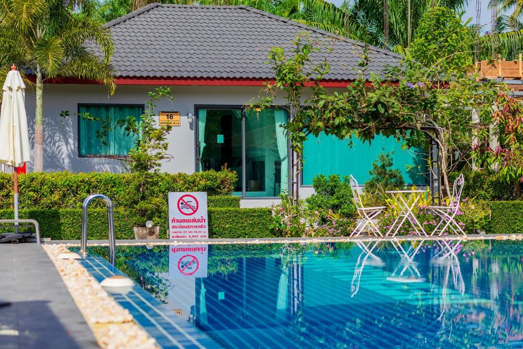 素叻尼拉瓦河滨度假村的一座房子旁没有游泳标志的游泳池