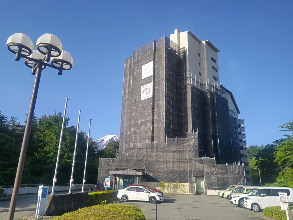 富士河口湖里贾纳河口湖酒店的停车场内有车辆停放的高楼