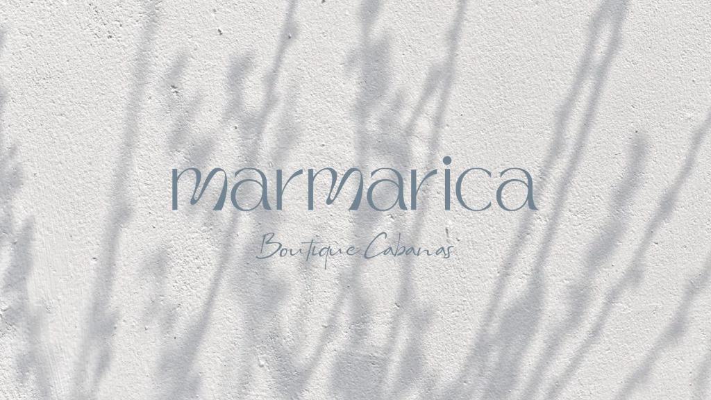 马特鲁港Marmarica Boutique Cabana's - Ras El Hekma - North Coast的白色毛巾上写着马马拉里亚的标志
