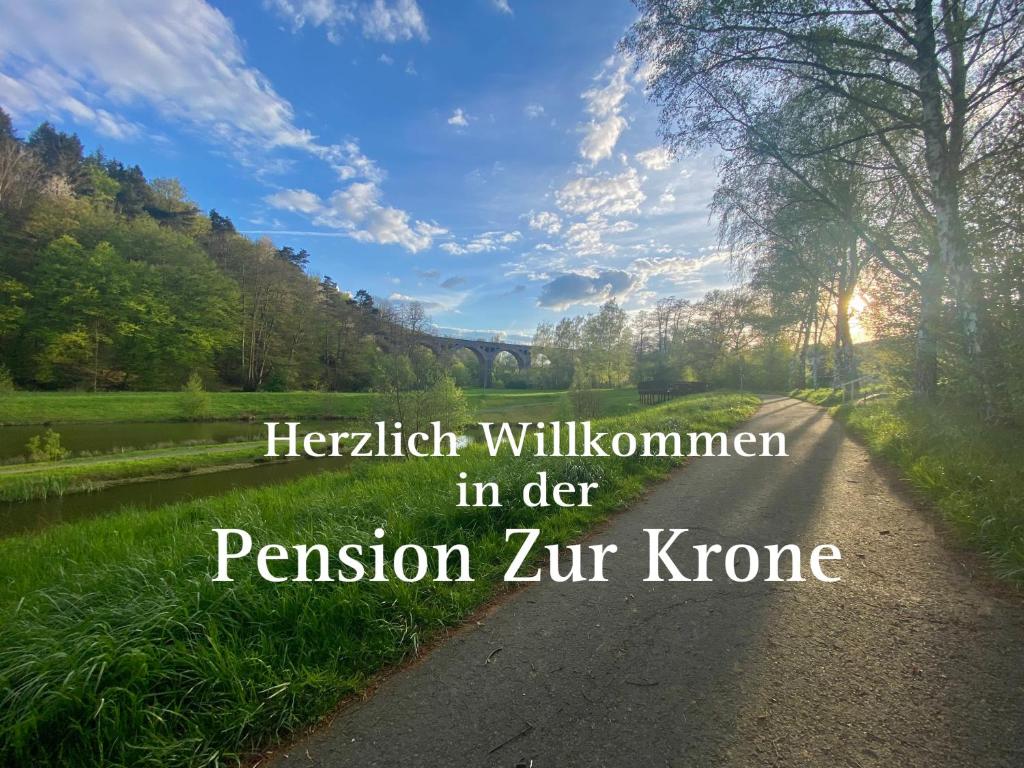 Bad EndbachFrühstückspension Zur Krone的一条有克里奇里字的公路,在人面前传唤