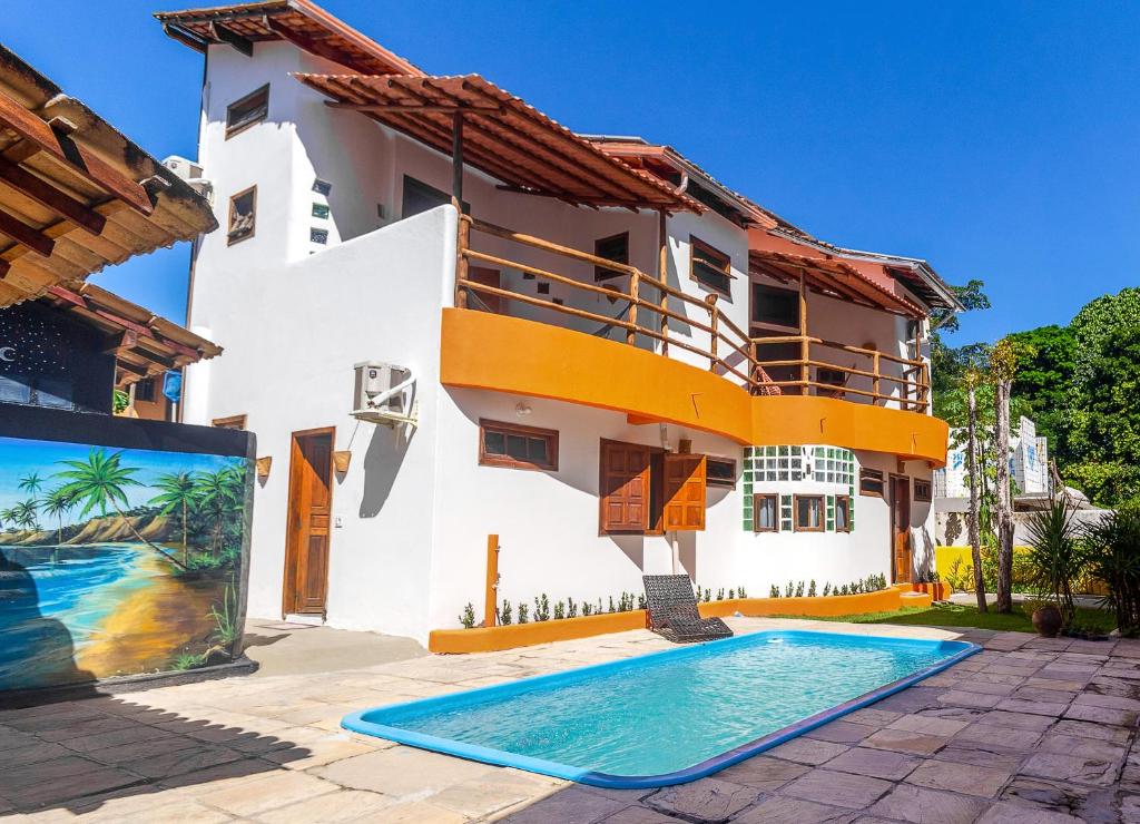 阿拉亚尔达茹达Cavalo Marinho Flats的一座房子前面设有游泳池