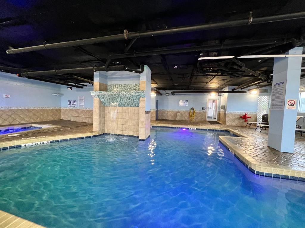 默特尔比奇Oceanfront 2BR King Suite Atlantica Resort的蓝色的酒店游泳池
