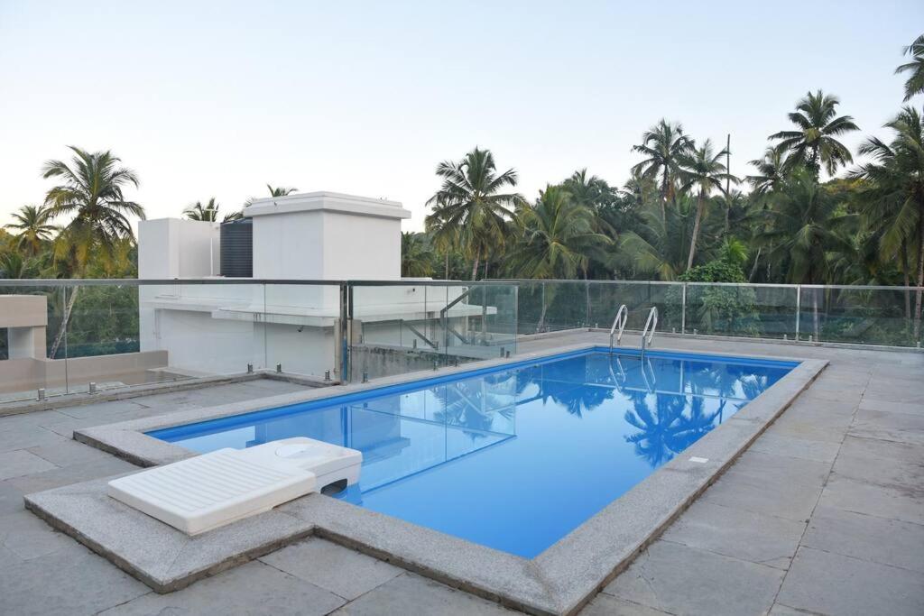 波戈马洛Ranghavi sands Apartment with Pool - near beach and Dabolim Airport的一座大楼顶部的游泳池