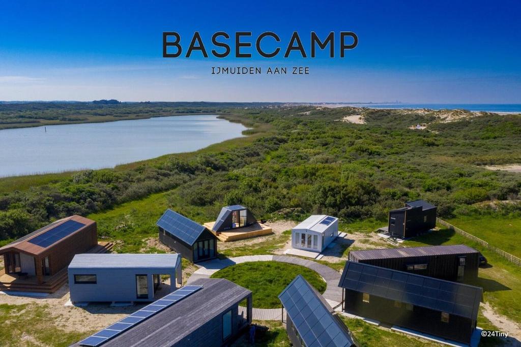 艾默伊登Basecamp Tiny House Eco Resort的海滩上房屋的空中景致