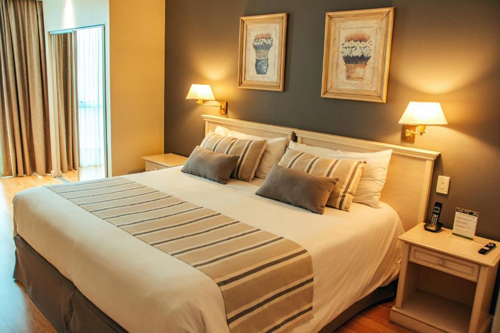 卡塔马卡卡塔马卡公园酒店的卧室配有一张带两个枕头的大白色床
