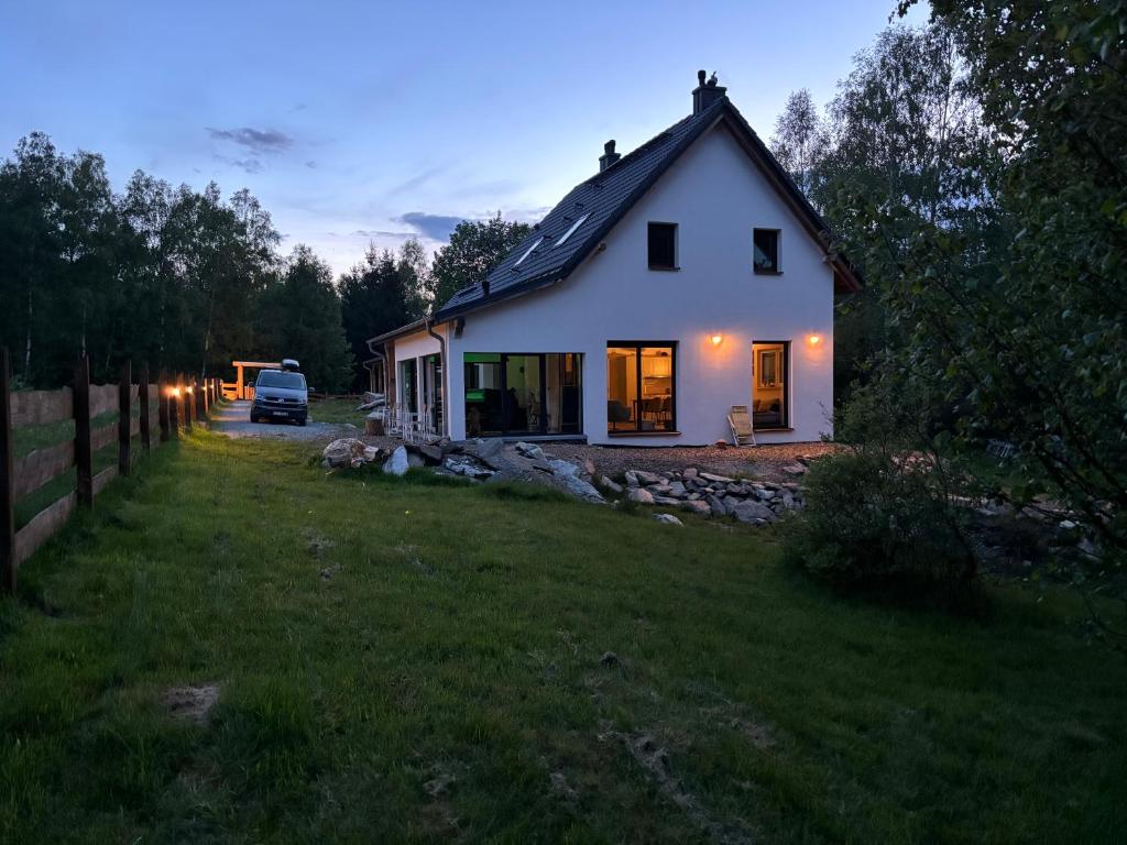 Stary GieraltowHelenowa Polana的夜晚在院子里的小白色房子