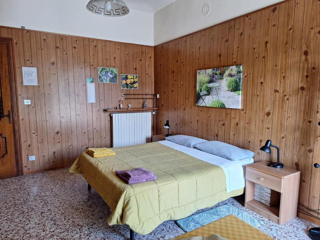 CavallermaggioreB&B Bertaina Mauro的一间卧室设有一张床和木墙