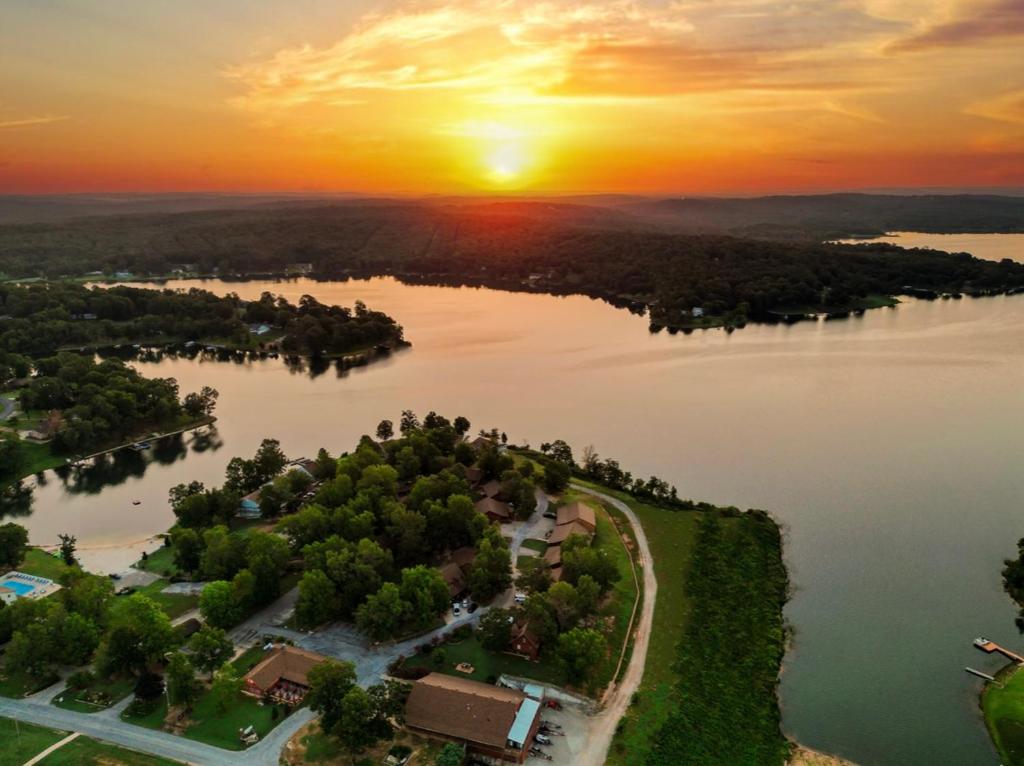 Horseshoe BendCrown Lake Resort & RV的日落时分的湖景空中景观