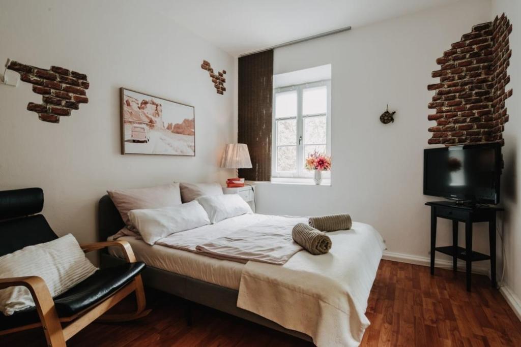 兰茨胡特Privat-Gästezimmer LA-Villa-Feeling的一间卧室配有一张床和一台电视。