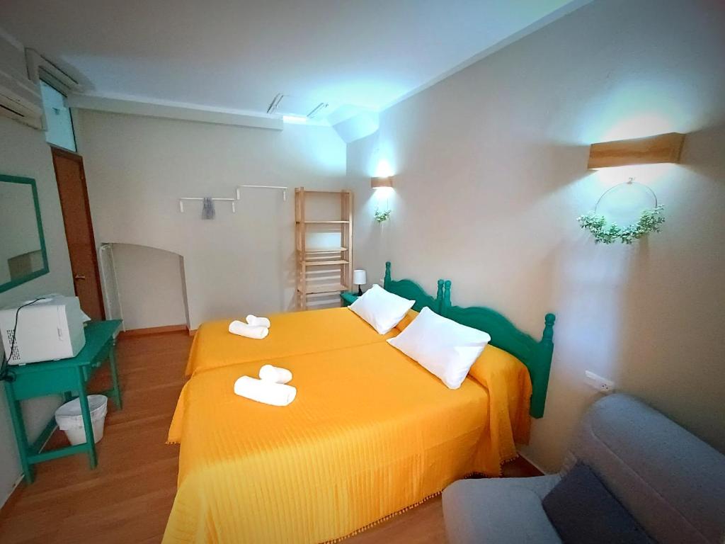 奇皮奥纳Hostal Cristina的一间卧室配有一张床,上面有两条毛巾