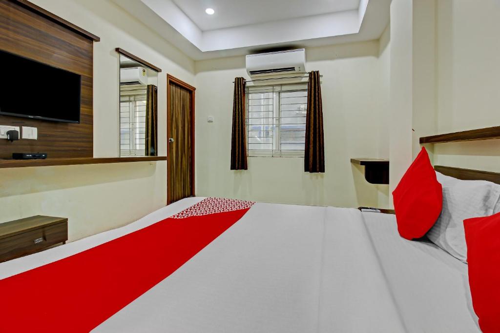 OYO Flagship 75008 Delta Suites Near Nexus Hyderabad客房内的一张或多张床位