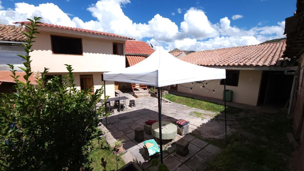 库斯科Munay Cusco的房子院子的白色雨伞
