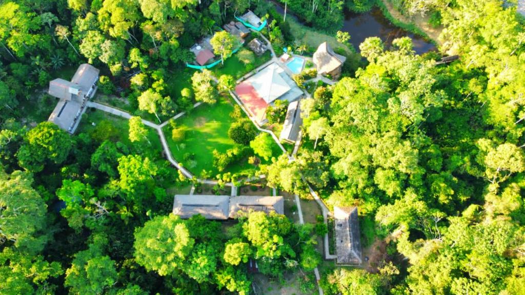 米萨华丽港Suchipakari Amazon Eco -Lodge & Jungle Reserve的森林中房屋的顶部景观