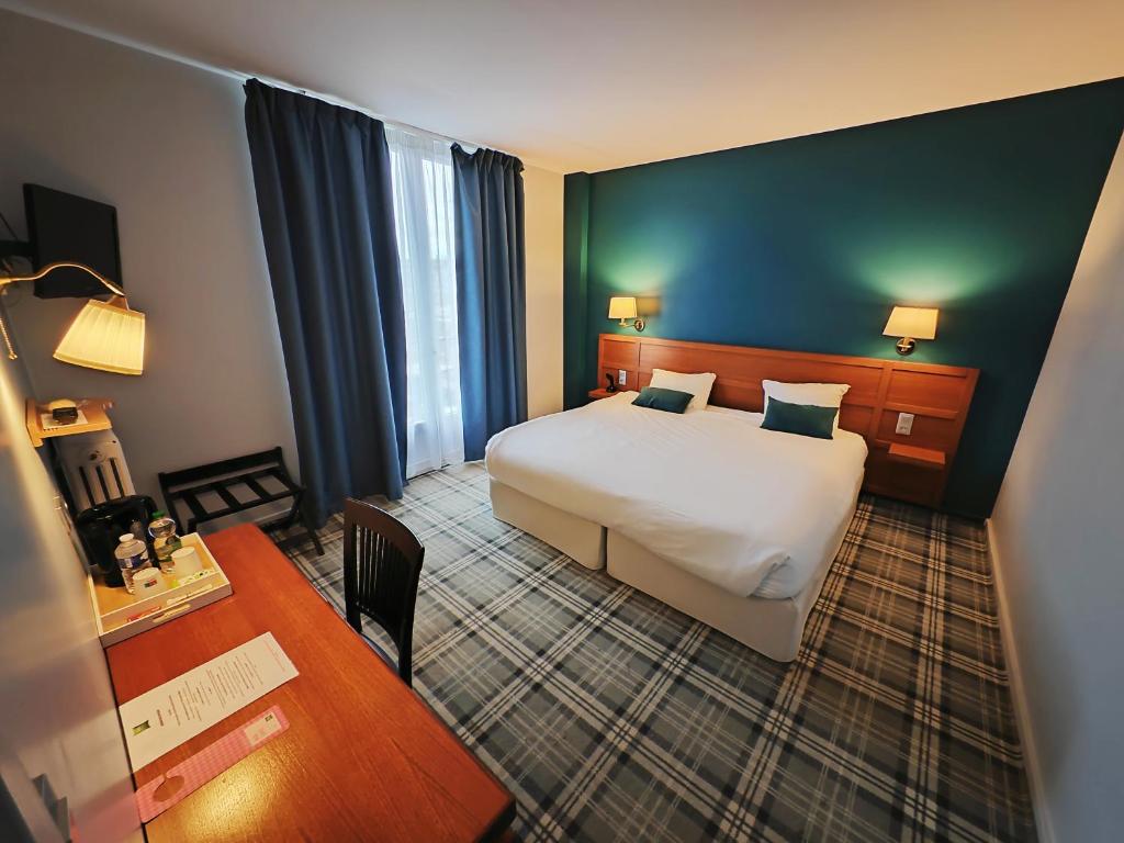 勒阿弗尔勒阿弗尔中心宜必思尚品酒店的配有一张床和一张书桌的酒店客房