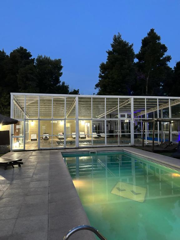 查斯科穆斯Las Lomas Suites & Spa的一座大型建筑,晚上设有游泳池