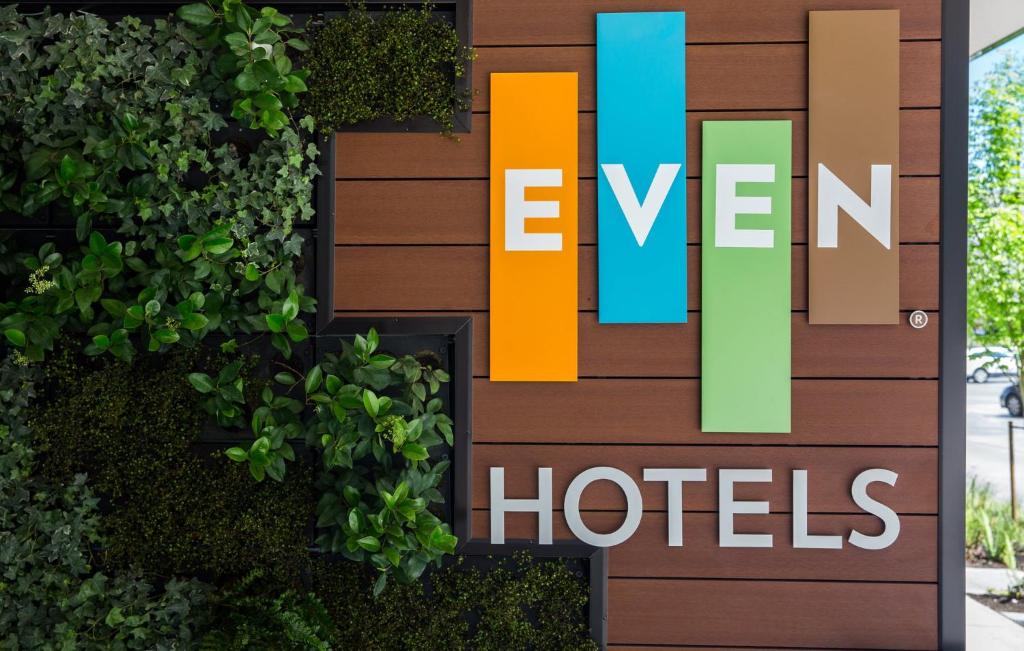 贝尔格莱德EVEN Hotel Bozeman Yellowstone Intl Arpt, an IHG Hotel的显示酒店标志