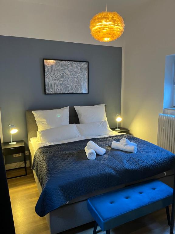 汉诺威OLIVE Apartments - 3x Kingsize Bedrooms - Free Parking的一间卧室配有一张床,上面有两条毛巾