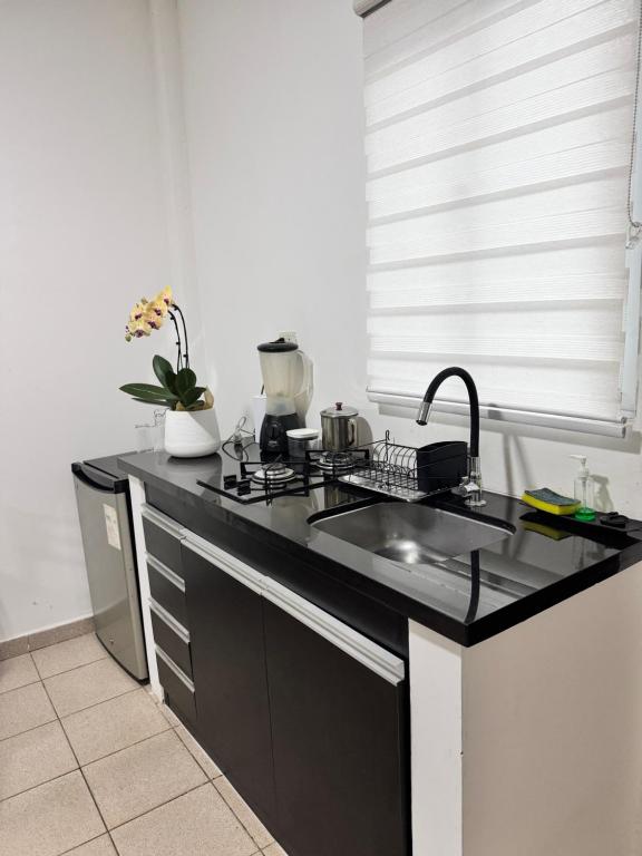 圣克鲁斯Acogedor independiente-Casa JH A的厨房配有黑色台面和水槽