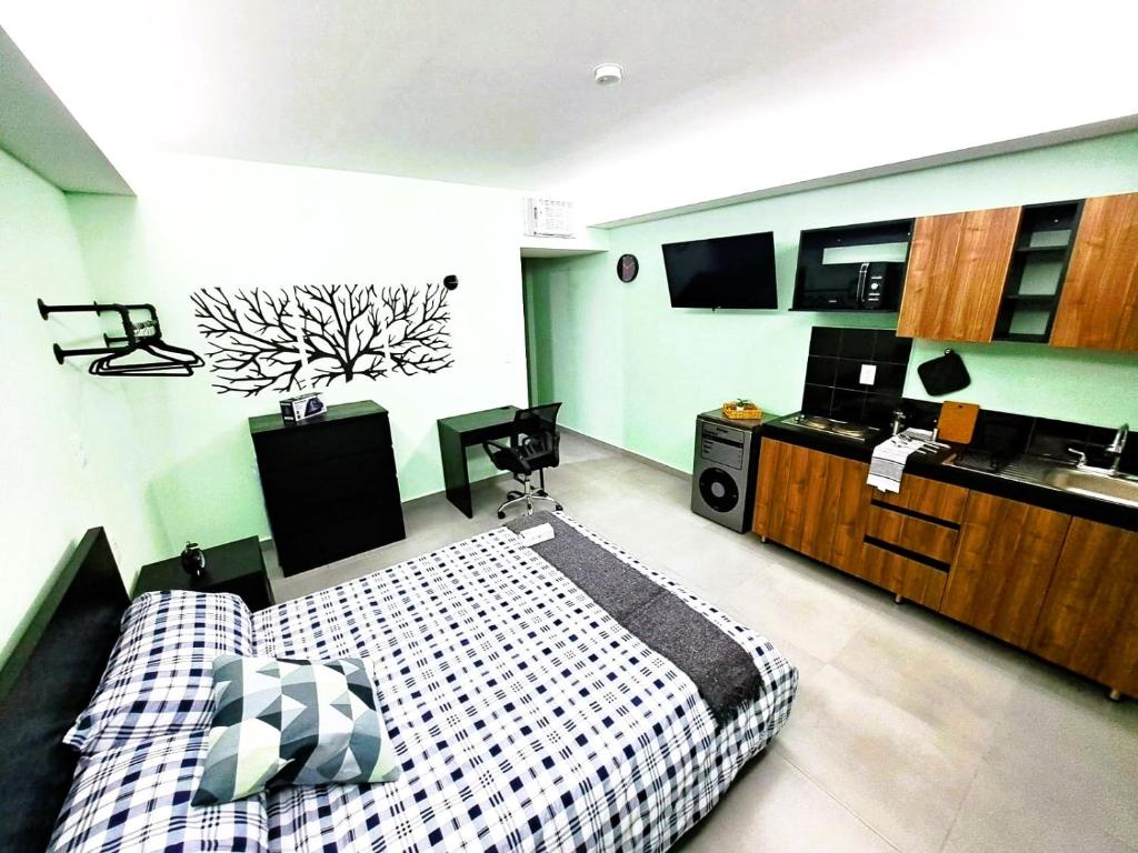 库奥蒂特兰伊斯卡伊A12 Full Suite ‖ Mini Dept at Plaza Acequia的一间卧室配有一张床,厨房配有微波炉
